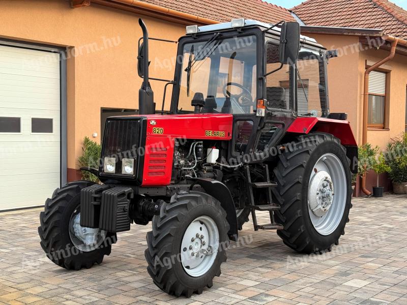 Belarus MTZ 820 Traktor mit Lamellenzapfwellenantrieb