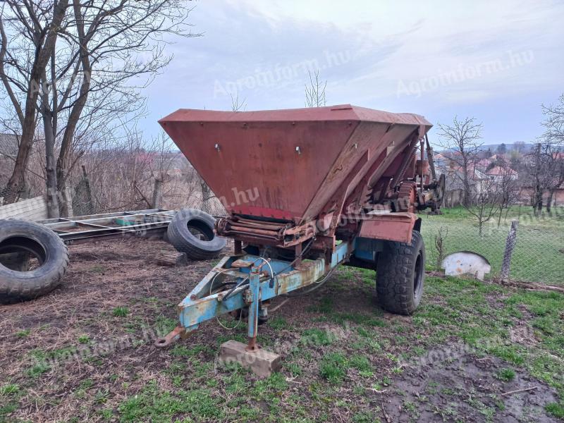 Tornado 5 fertiliser spreader