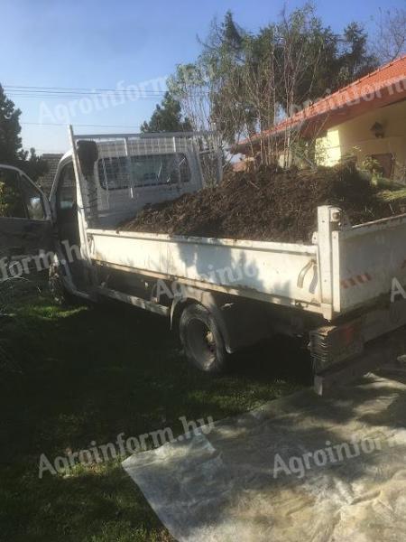 Order of mature mixed manure for the gardens in Etyek