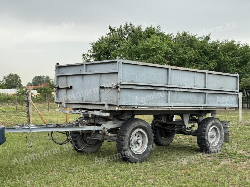 Przyczepa balastowa z czerwoną tablicą rejestracyjną