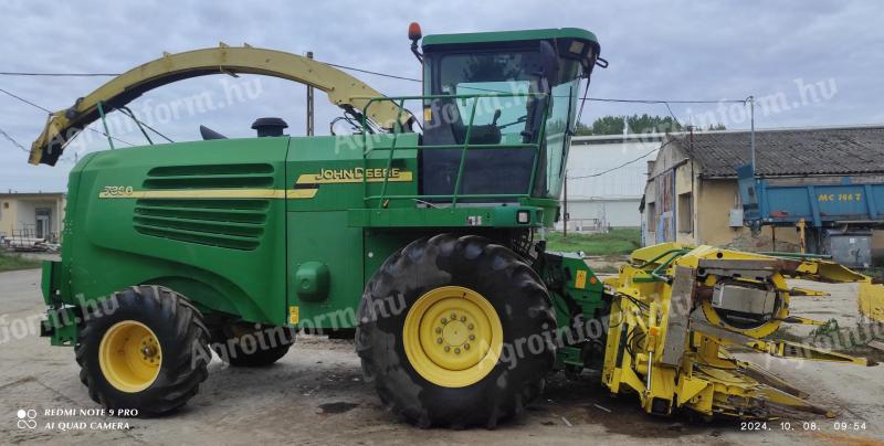 John Deere 7300 silage harvester