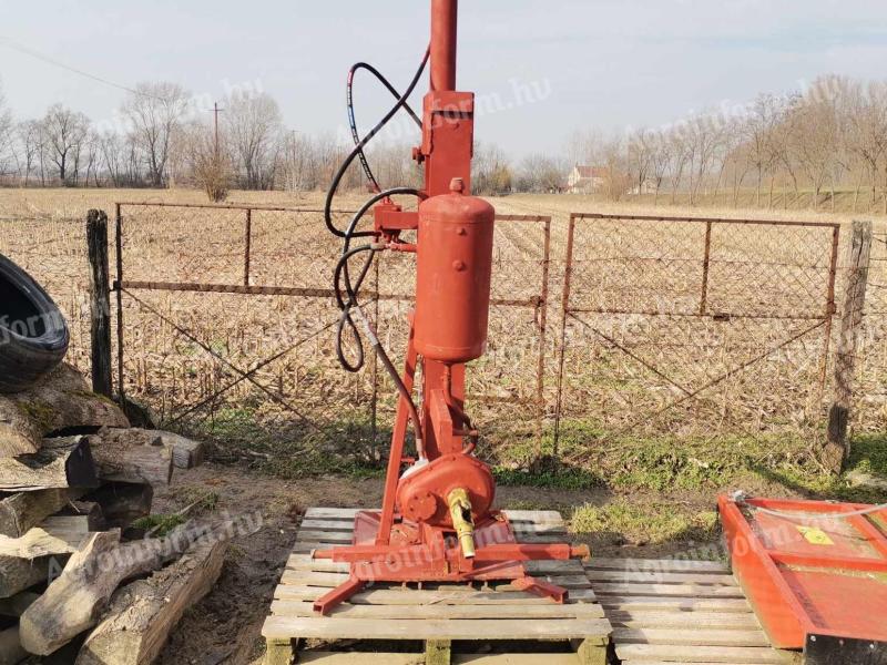 Hydraulischer Holzspalter mit Kardanantrieb durch einen Traktor