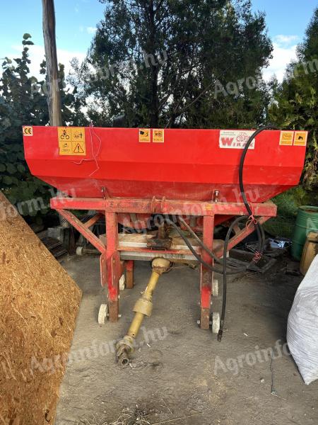 Fertilizer spreader