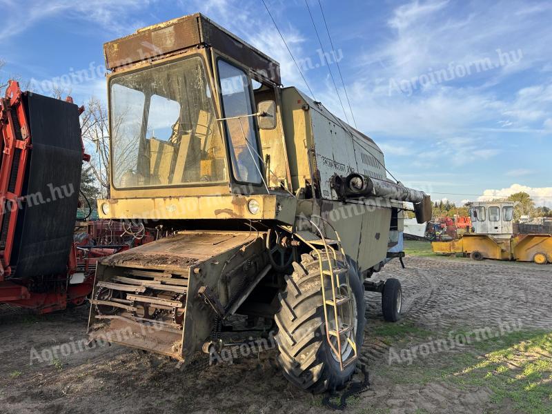 Forschritt E512 combine with 4 m grain table