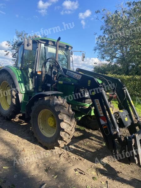 Stále robustný čelný nakladač John Deere 6320 Plus