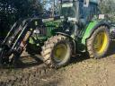 Stále robustný čelný nakladač John Deere 6320 Plus