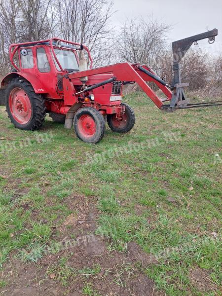 S čelným nakladačom Mtz 50, vidličkou na balíky, lyžicou, zdvíhačom vriec na veľké vrecia, vidlicou na hnoj