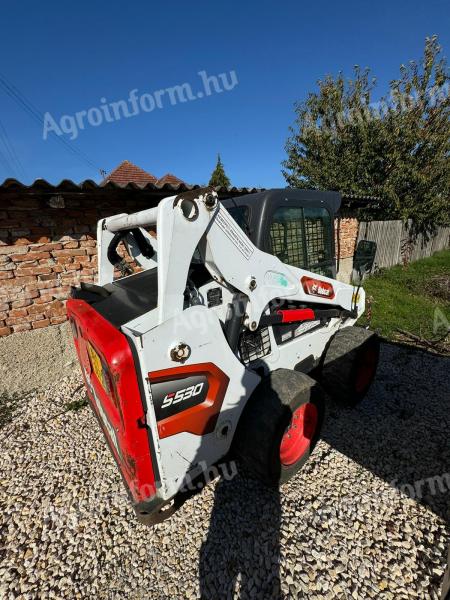 Pracovní stroj Bobcat S530 se lžící