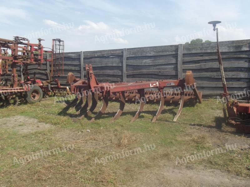 For sale IH 9 knife subsoiler with ploughing roller