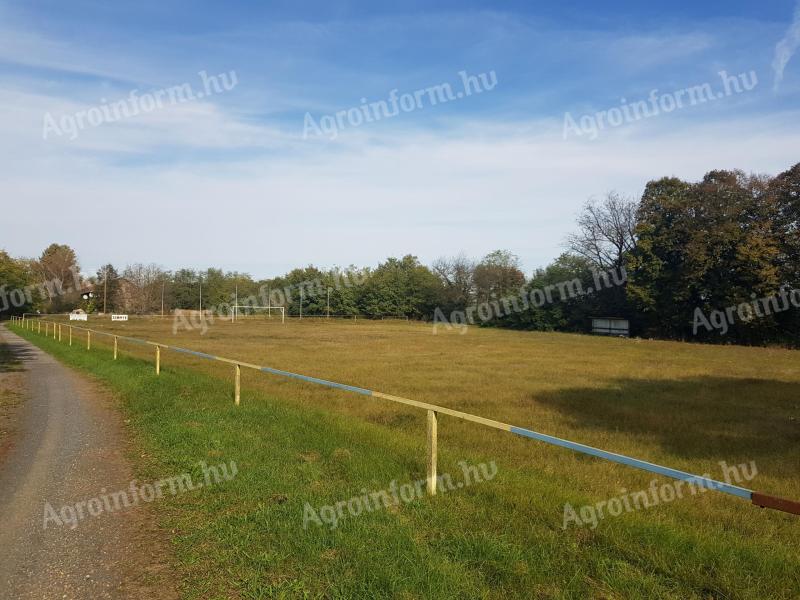 8200 m² wewnętrznej działki/boiska do piłki nożnej