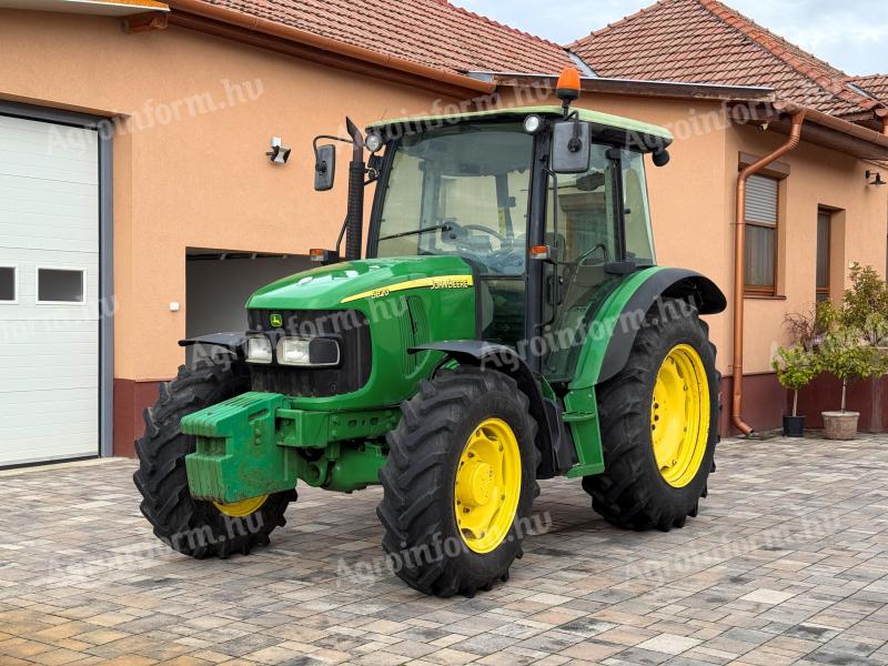 Ciągnik John Deere 5820