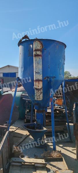 3 STK 1 tonne feed mixers