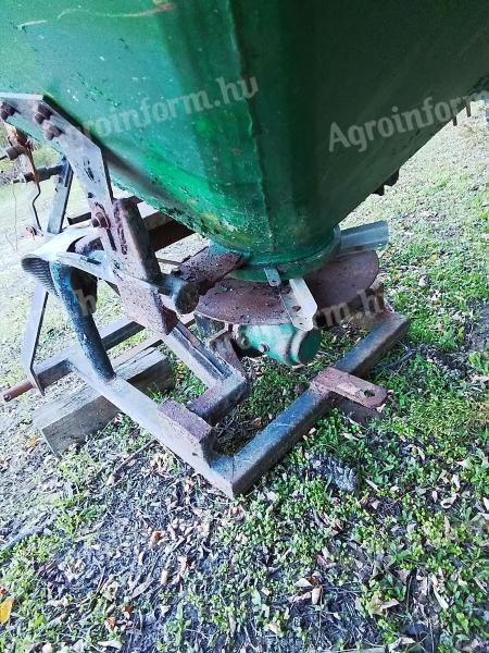 Fertilizer spreader