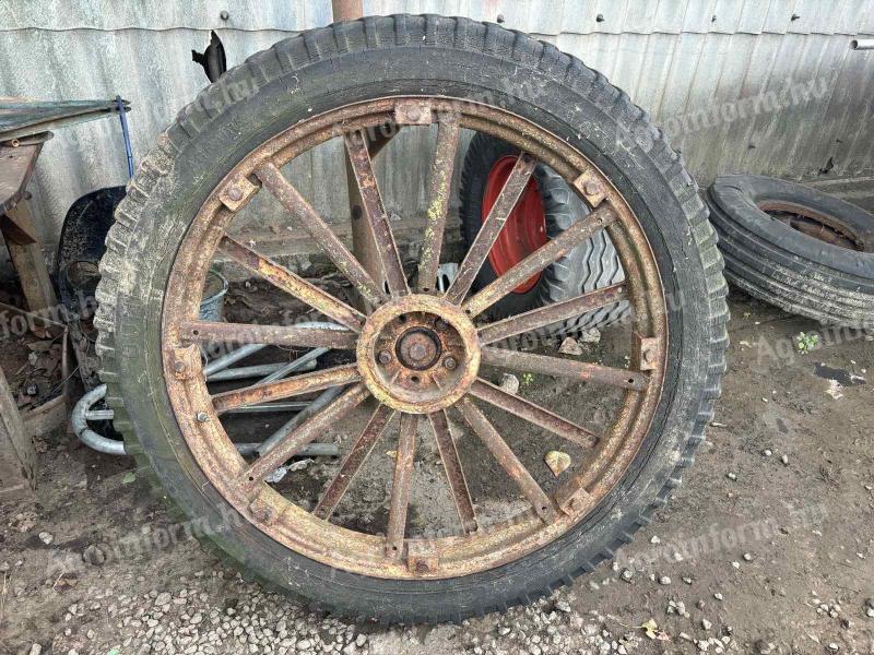 Variety seed drill with narrow wheel