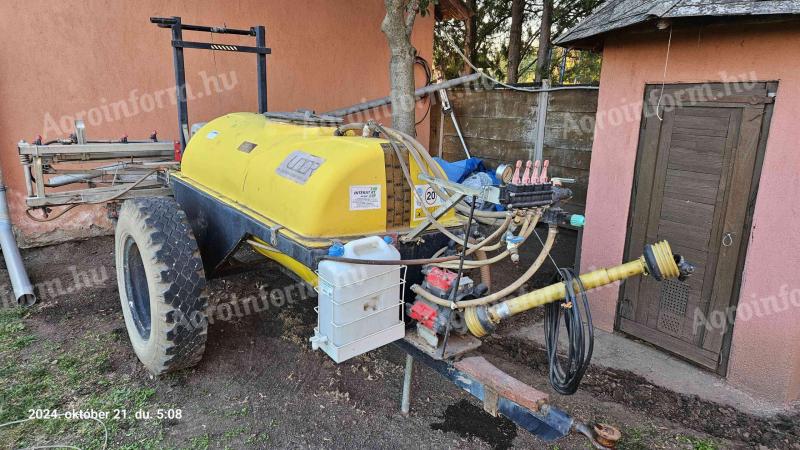 Maintained 1000 litre trailed field sprayer