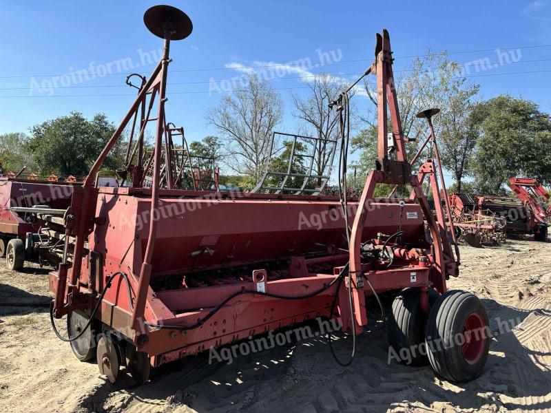 Kühne IH 6200 seed drill, grain drill