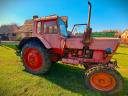 Tractor MTZ-80 și distribuitor de îngrășăminte într-unul singur