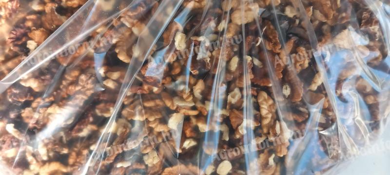 Light brown walnut kernels available 120 kg