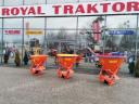 TRÁVA O POĽSKÝCH 400 LITROVÝCH HNOJIVÁCH S HYDRAULICKÝM OTVOROM - TRAKTOR ROYAL