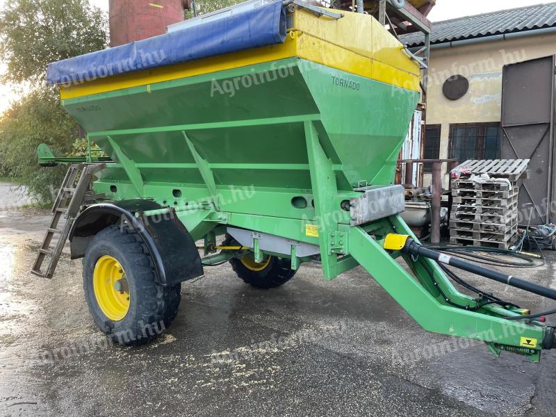 Tornado trailed fertilizer spreader