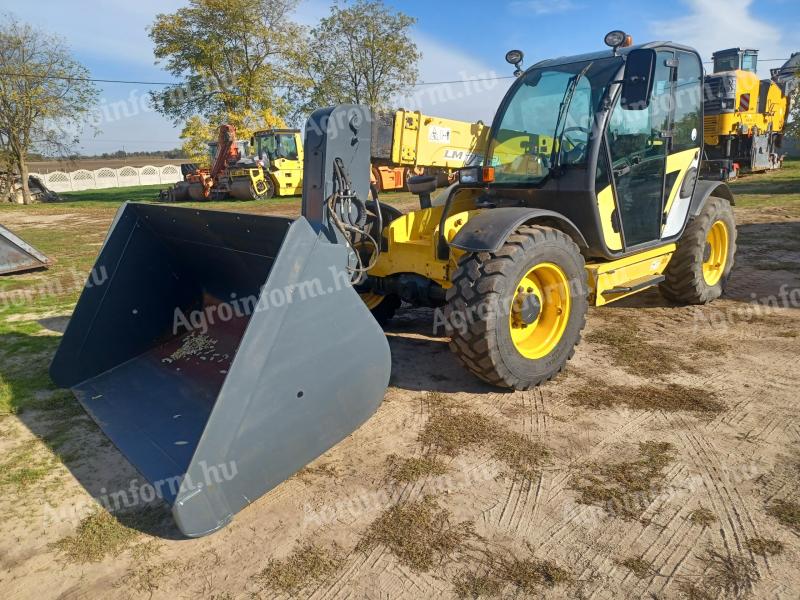 Teleskopický manipulátor New Holland typu LM732