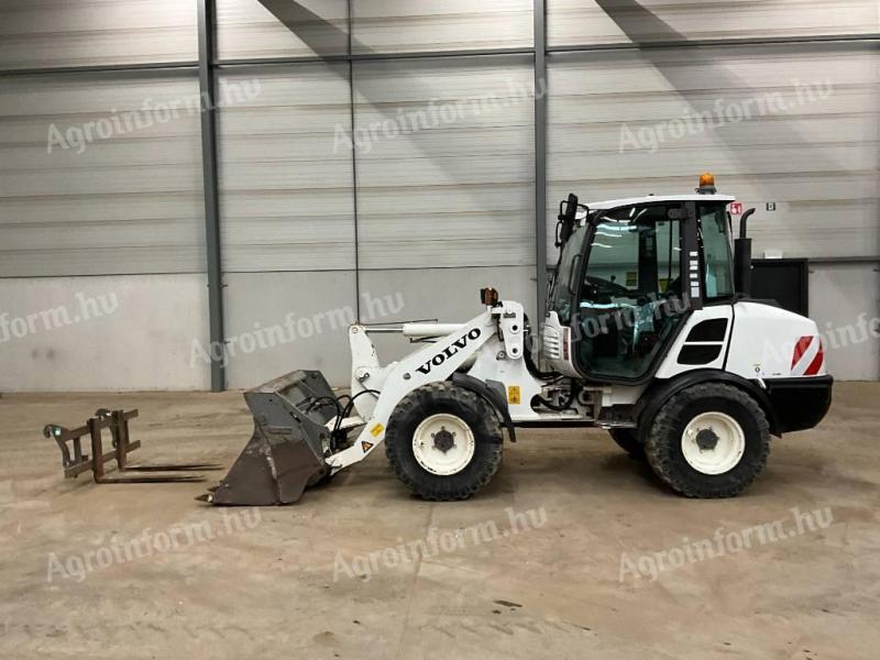 Volvo L25 F / 2011 / 4400 godzin / Widły do palet / Leasing od 20%