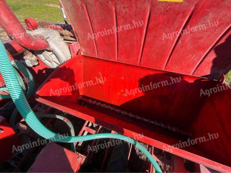 Becker Aeromat 4 row fertilizer spreader