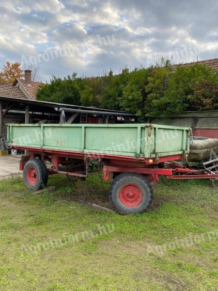 Tipping trailer with harvesting tank