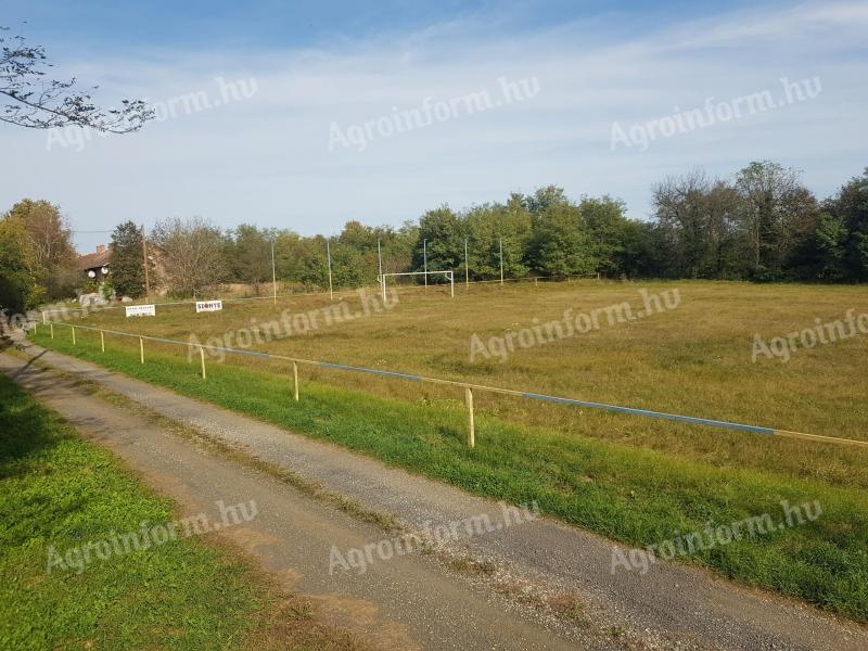 Pozemek o rozloze 8200 m² / fotbalové hřiště