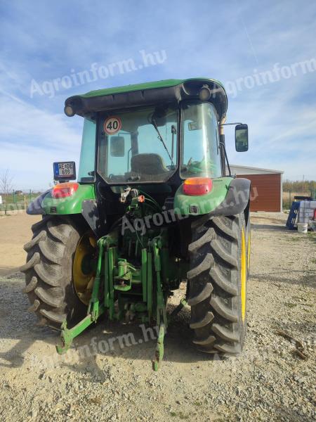 John Deere 5820