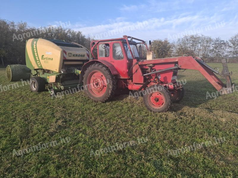 Mtz 50 s čelním nakladačem, vidlemi na balíky, lžící na zeminu, zvedákem velkých pytlů, vidlemi na hnůj