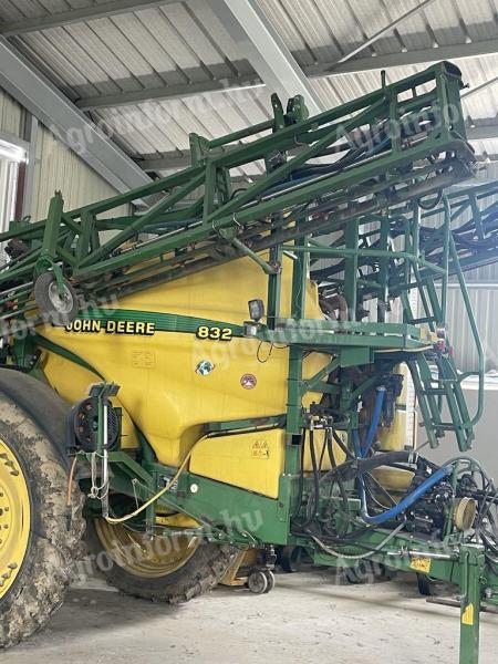 Postřikovač John Deere 832 na prodej