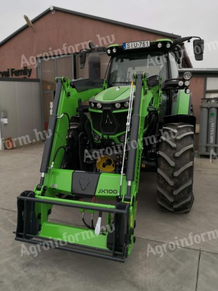 Deutz-Fahr (4-valcový) čelný nakladač BlackBull JX100 nesený na traktore od DORKER Kft.