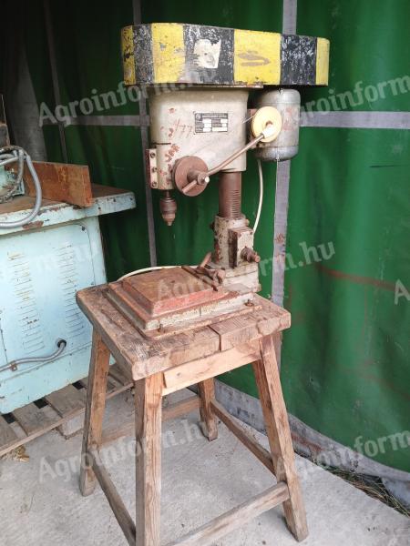 Desktop drilling machine