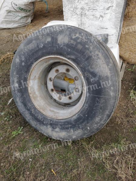 De vânzare 425/55R 19.5 jantă de cauciuc, 8 găuri HW wagon roată de rezervă a fost