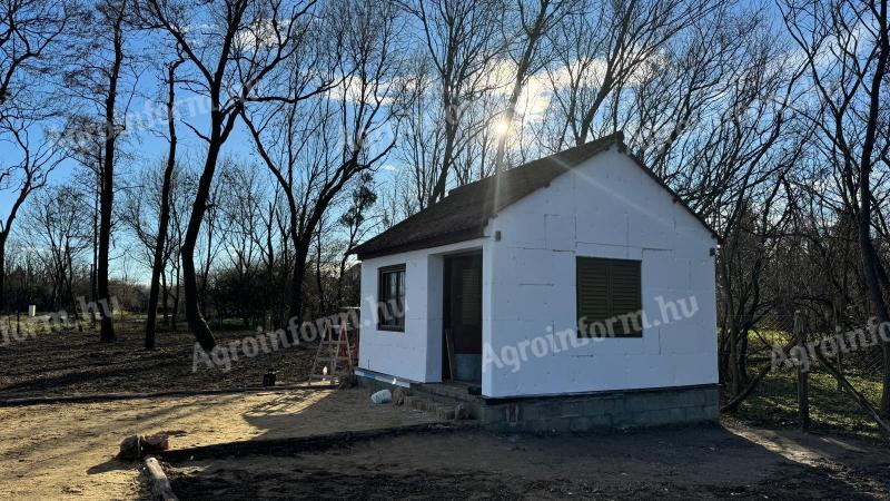 1.879 m² veliko zemljišče za prodajo v Himodu, na robu vasi, ob gozdu, na mirni lokaciji