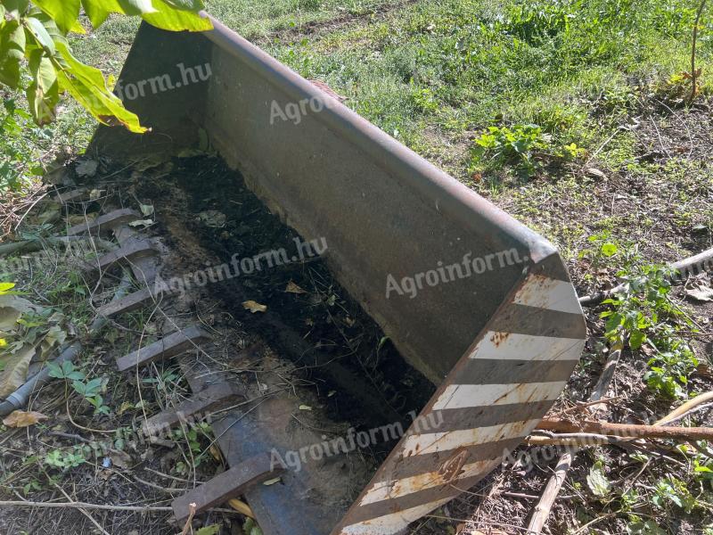 Earth spoon for front loader