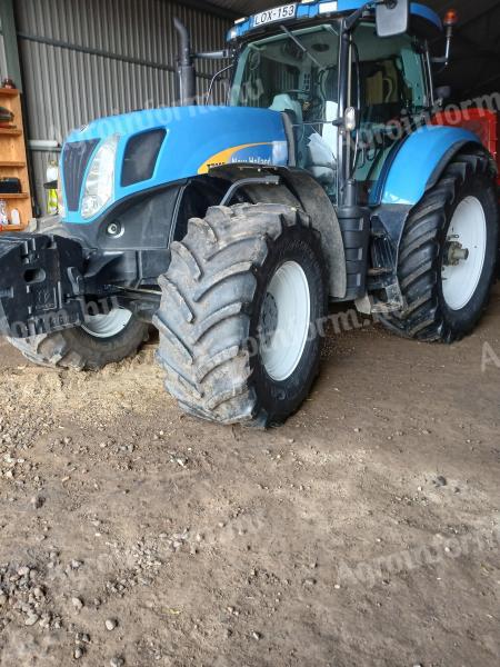 New Holland u dobrom stanju sa 3960 stvarnih sati