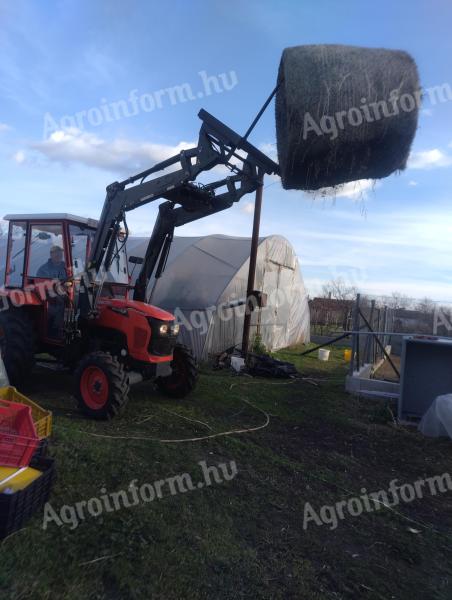 Ciągnik Kubota MU 4501 4x4 z ładowaczem czołowym i zgarniaczem bel, z ogrzewaną kabiną