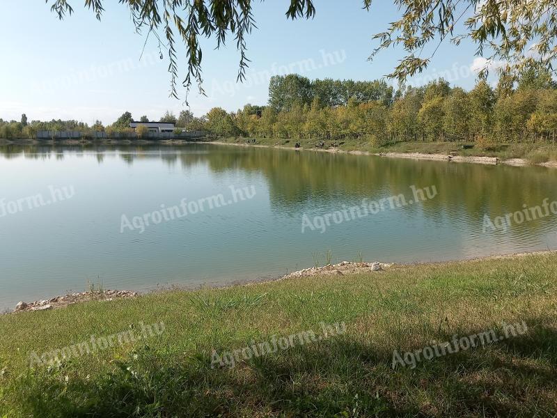 Nábrežný pozemok s rozlohou 6 500 m² s rozlohou 15 000 m² jazera