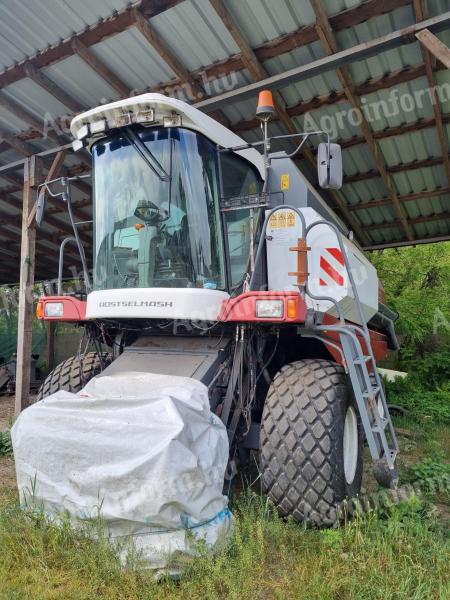 Rostselmash Vector 420 RSM 101 combine harvester with Power Stream 500 grain adapter