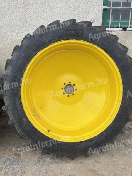 Kultivačné koleso John Deere (BKT Agrimax RT955) 340/85 R28 / 340/85 R46