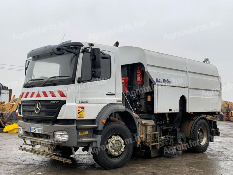 Mercedes Axor 1829 cu caroserie de măturătoare stradală