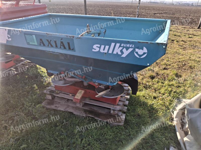 Sulky fertilizer spreader