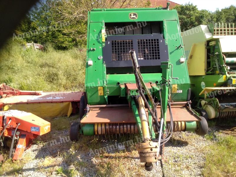 John Deere 582 Maxicut round baler with net