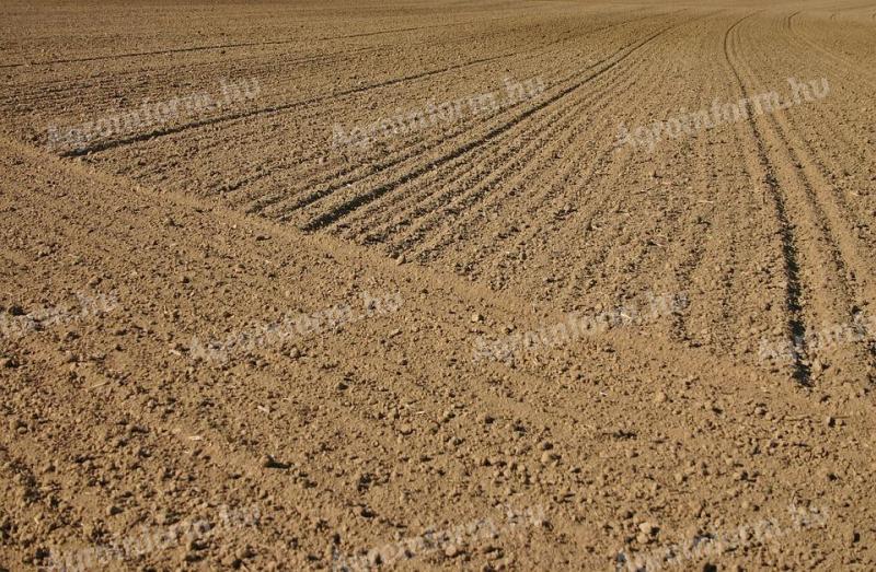 2,41 Hektar Ackerland zum Verkauf am Stadtrand von Úri