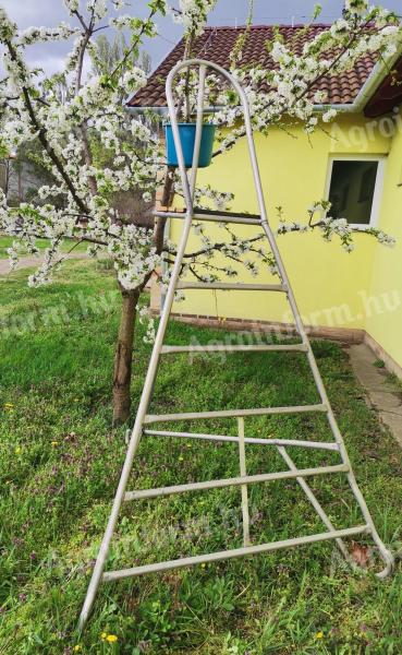 Używana drabina aluminiowa, stojak do kompletacji