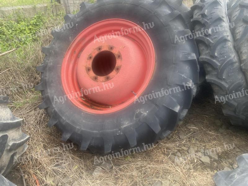 Pnevmatike TRAKTOR velikosti 380/85 R30 s pnevmatikami MICHELIN