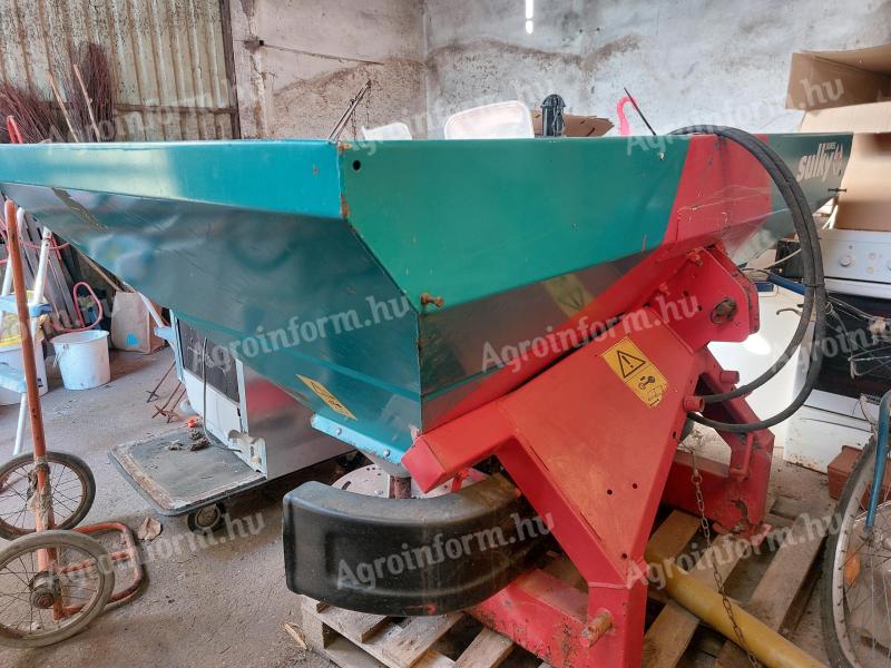 Sulky fertilizer spreader