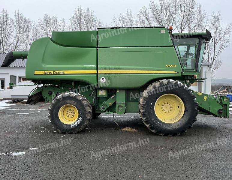 John Deere S690